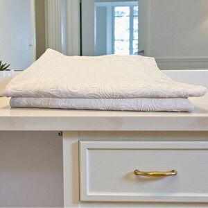 FRONTGATE 2 Matelasse White KING Pillow Shams